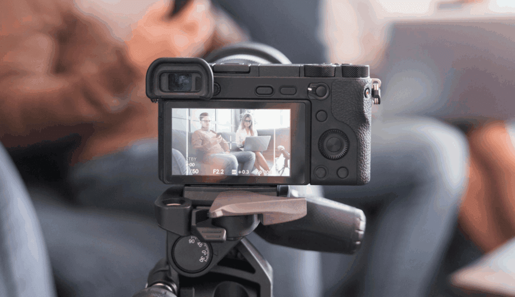 Appareil photo filmant une scène